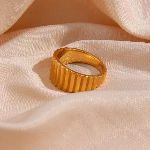 New 18K Gold Vertical Stripes Ring, cute Ring, shiny Ring. - Picture 5 of 7